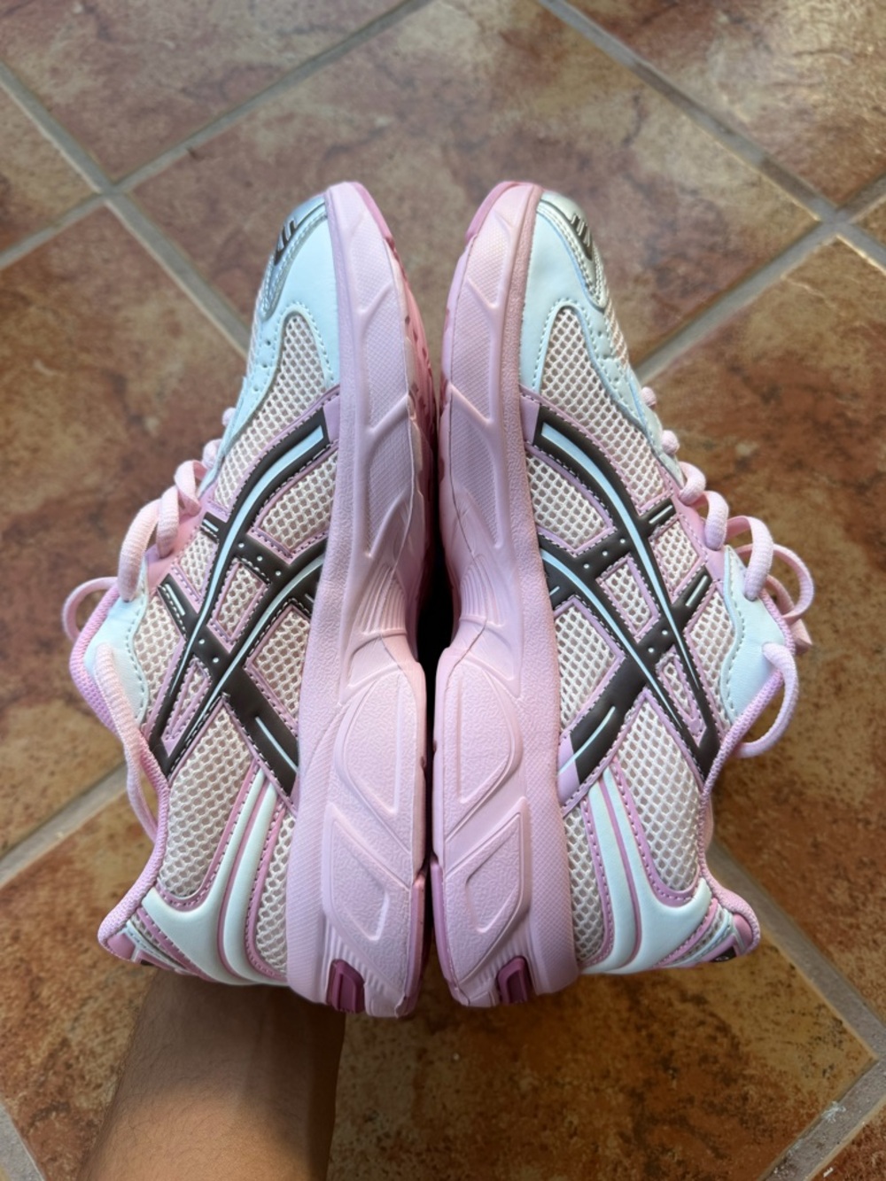 Size 6.5 Men’s And Women’s 8 - Asics Gel Kayano 14 Pink and Silver Mesh Athletic - Picture 4 of 7